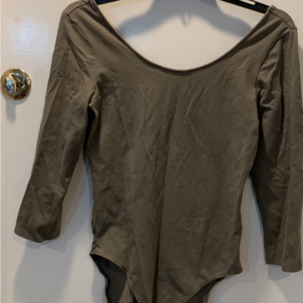 LEOTARD SAGE GREEN BODY SHIRT. LONG SLEEVE SCOOP NECK LOWER BACK. SIZE MEDIUM